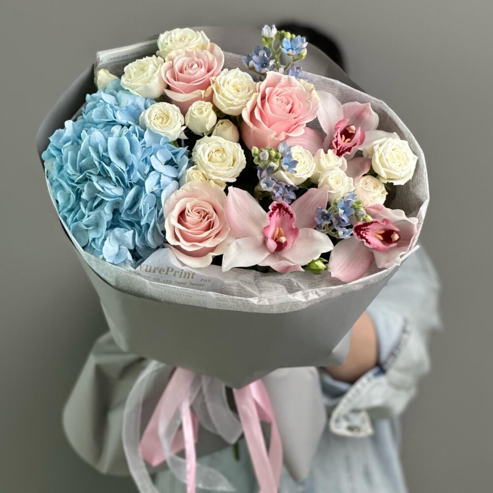 https://content2.flowwow-images.com/data/flowers/1000x1000/38/1715752479_56810238.jpg