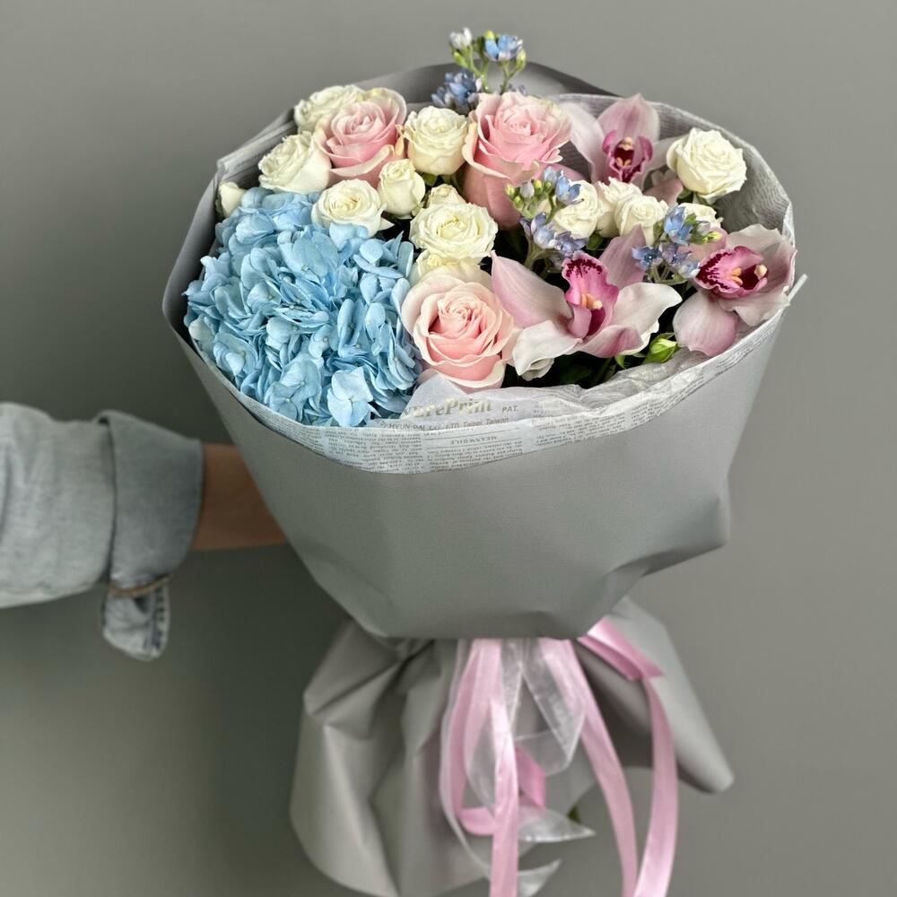 https://content2.flowwow-images.com/data/flowers/1000x1000/82/1715752479_83584582.jpg
