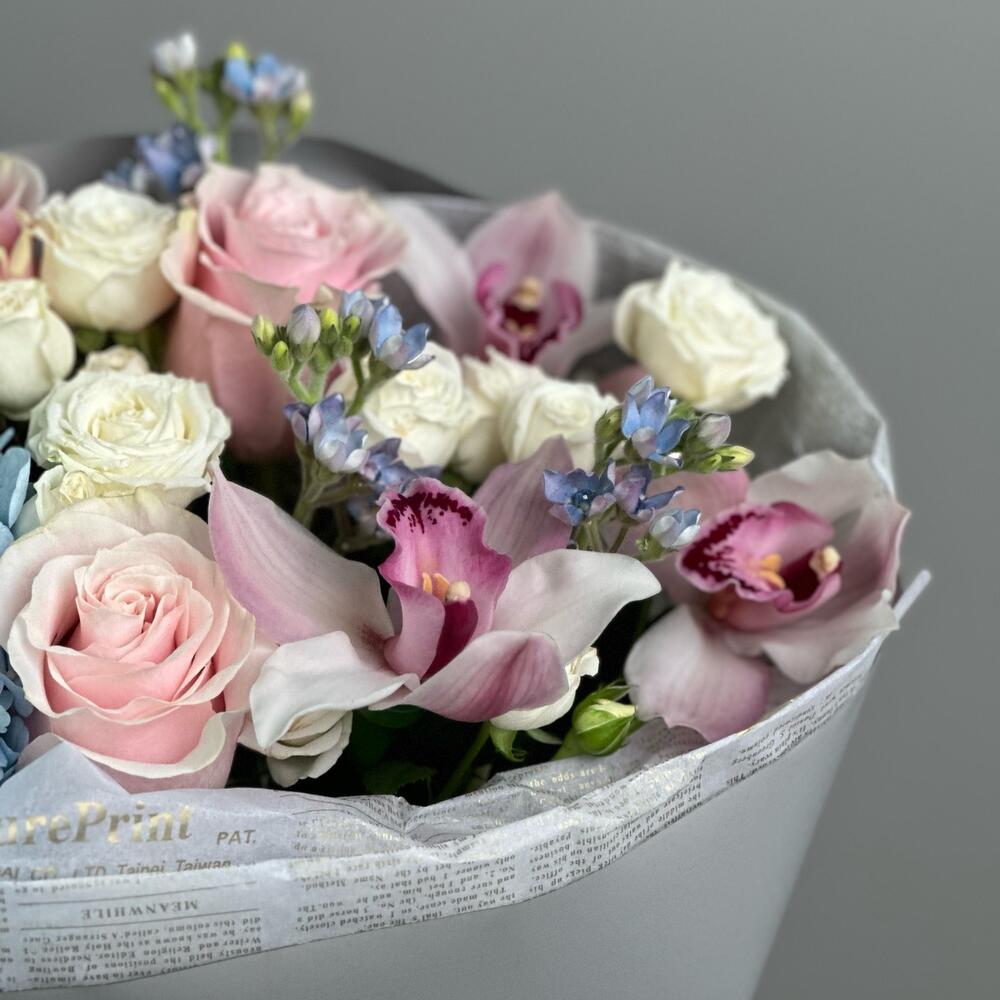 https://content2.flowwow-images.com/data/flowers/1000x1000/02/1715752480_42979202.jpg